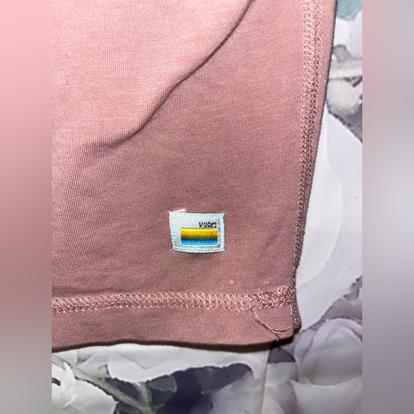 Vuori Men's Short Sleeve Tuvalu Tee W/ Pima Cotton Size XL Elderberry Heather - Picture 2 of 5